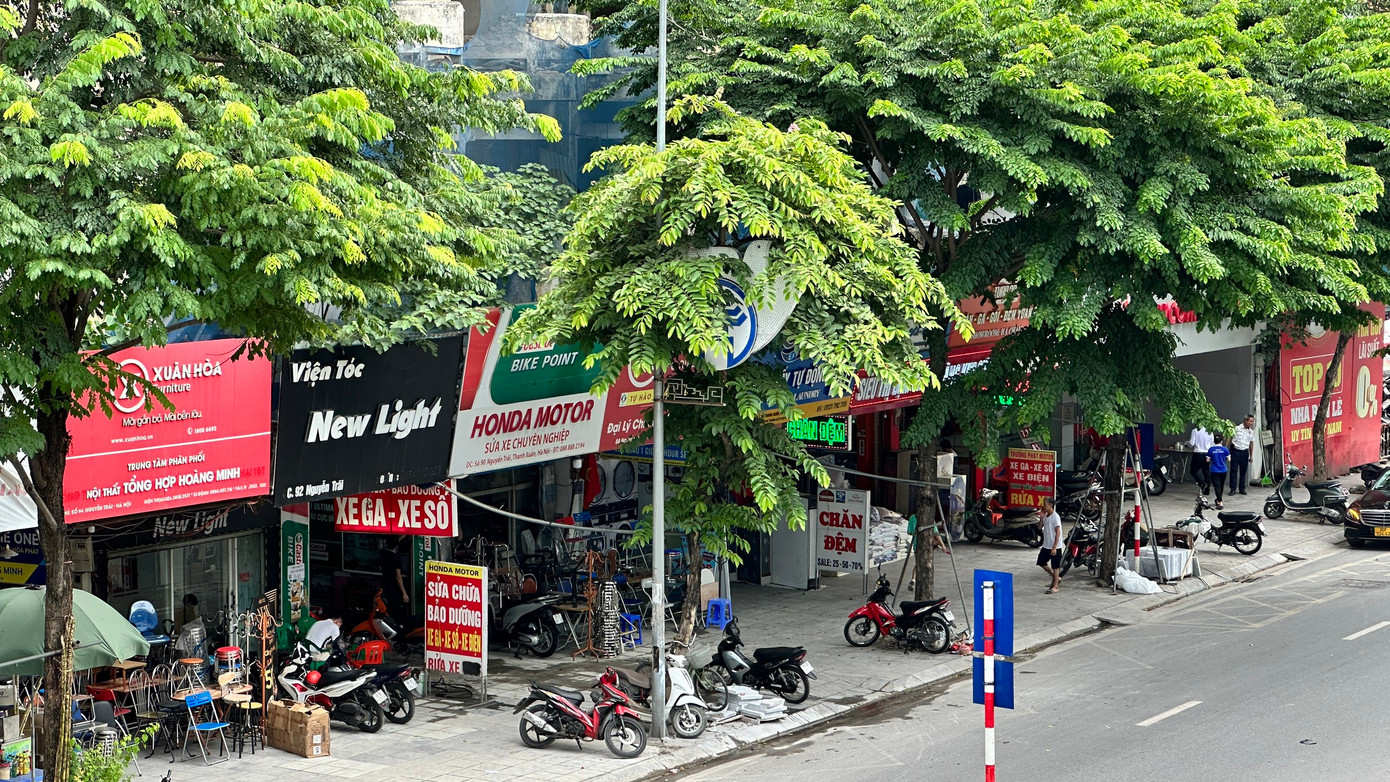 Mặt trước là hàng loạt ki ốt kinh doanh