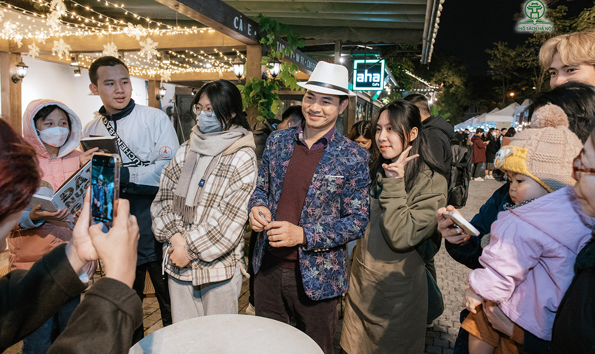 Tại Phố Sách cũng diễn ra các chương trình workshop với nhiều chủ đề đa dạng như giới thiệu và hướng dẫn vẽ bìa sách, đóng sách, các hoạt động STEM, tìm hiểu khoa học kỹ thuật, hướng dẫn kỹ năng sống cơ bản cho trẻ em; tìm hiểu nghệ thuật tranh dân gian, nặn gốm, gói quà, cắm hoa nghệ thuật,