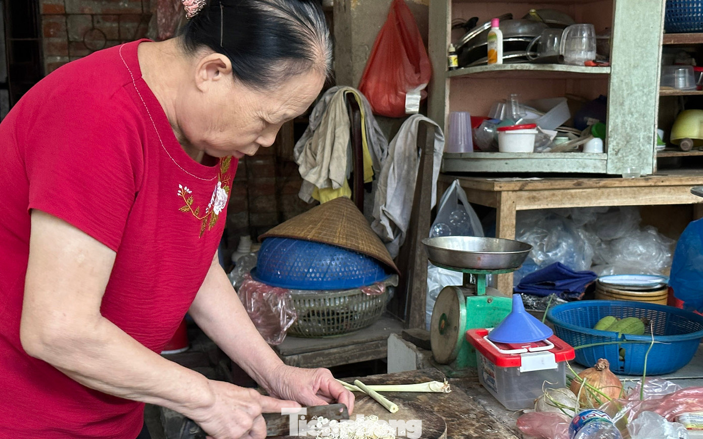 Một hộ dân nhà C5 cho biết, khoảng 20 năm trước có chủ đầu tư quan tâm đến đo đạc nhưng đa số cư dân không đồng tình với việc di dời. Sau thời điểm đó, chưa thấy có đơn vị nào đến để tìm hiểu