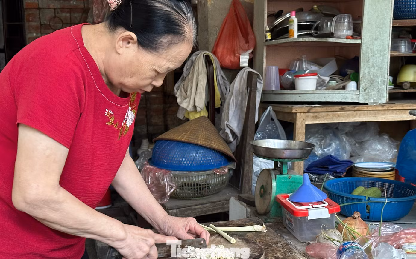 Một hộ dân nhà C5 cho biết, khoảng 20 năm trước có chủ đầu tư quan tâm đến đo đạc nhưng đa số cư dân không đồng tình với việc di dời. Sau thời điểm đó, chưa thấy có đơn vị nào đến để tìm hiểu