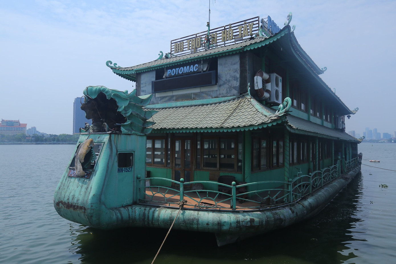 Con tàu duy nhất còn sót lại trên mặt hồ Tây chưa thể cưỡng chế do liên quan đến tài sản kê biên của ngân hàng