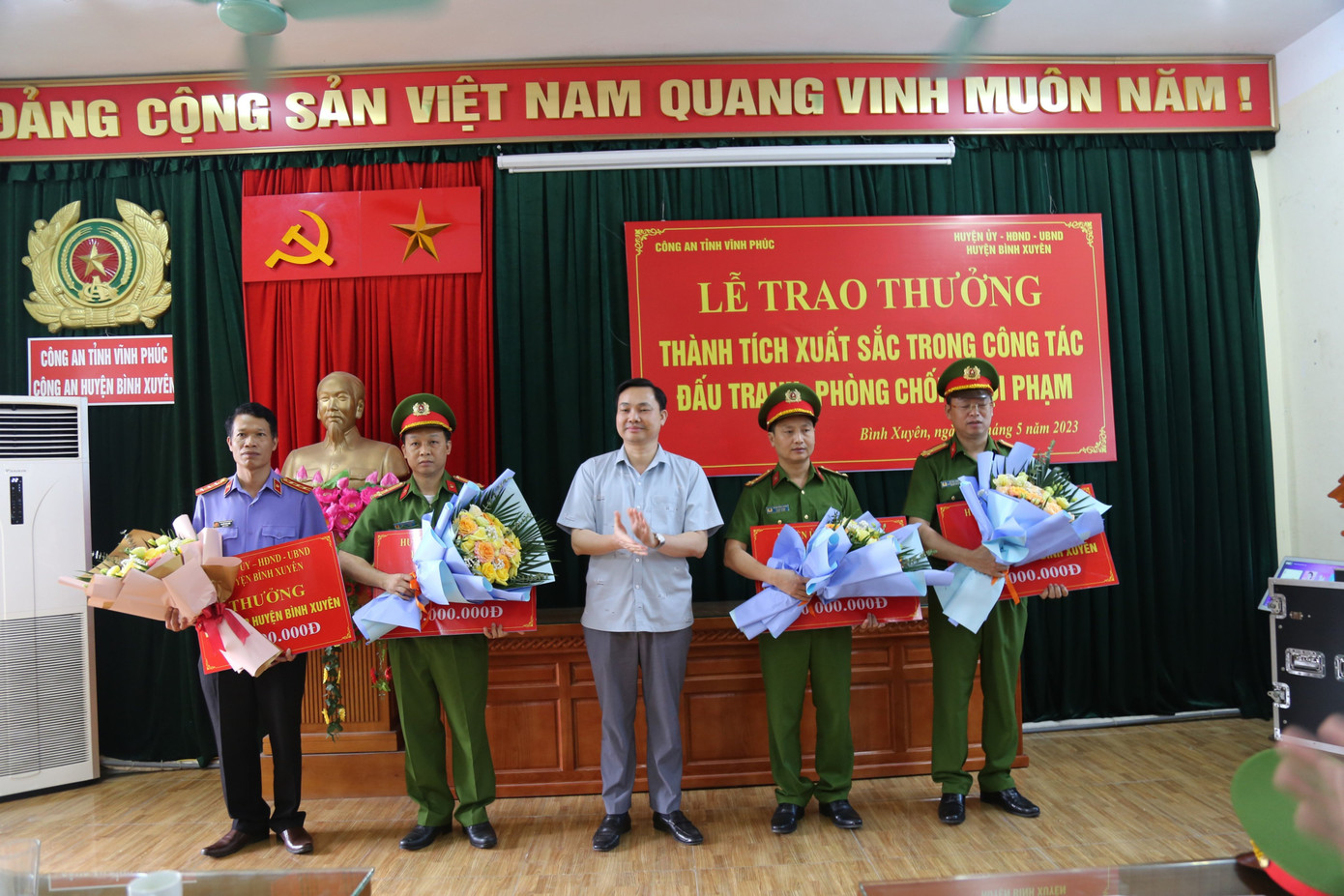 Công an tỉnh Vĩnh Phúc và UBND huyện Bình Xuyên tuyên dương, thưởng nóng cho Công an huyện Bình Xuyên, Văn phòng Cơ quan CSĐT Công an tỉnh, Phòng Cảnh sát hình sự, VKSND huyện Bình Xuyên chiều 26/5 (Ảnh: Hương Ánh)