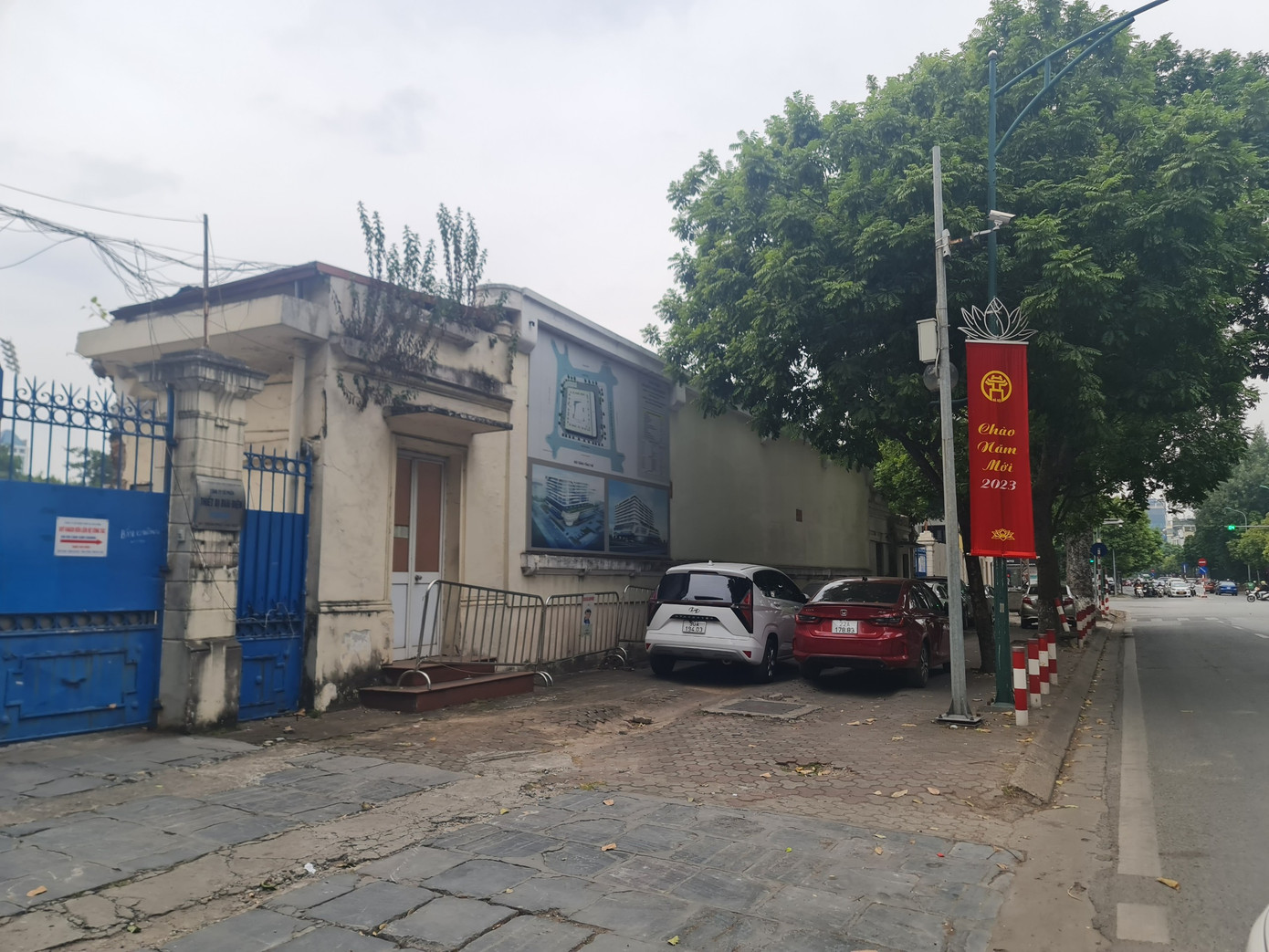 Đại diện UBND quận Ba Đình cho biết, hiện quanh Bệnh viện đa khoa Xanh Pôn chỉ có 2 đơn vị là Công ty Tiến Việt và Công ty Hoàng Vương được cấp phép tạm trông xe máy trên vỉa hè phục vụ bệnh nhân.