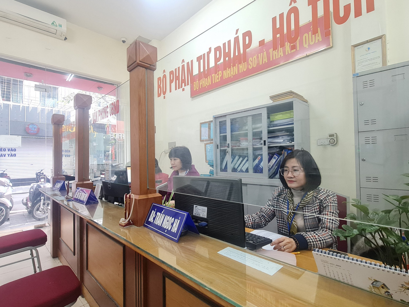 8h sáng 27/1, tại bộ phận một cửa phường Hàng Buồm (quận Hoàn Kiếm), các vị trí đều đầy đủ công chức, sẵn sàng đón tiếp và phục vụ người dân. Trong buổi sáng bộ phận một cửa tiếp nhận 1 hồ sơ làm thủ tục khai sinh.