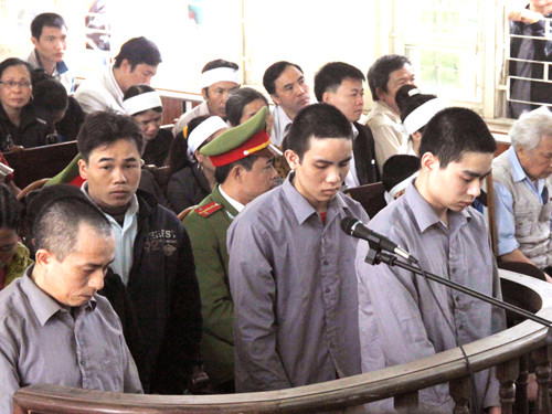 Ba bị cáo cúi đầu nghe tòa đọc cáo trạng
