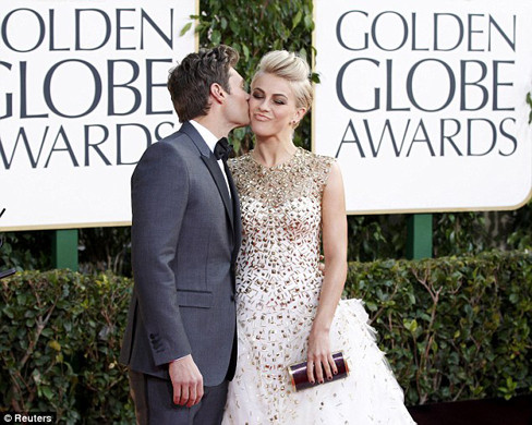 Julianne Hough hạnh phúc bên bạn trai Ryan Seacrest trên thảm đỏ. Julianne Hough hạnh phúc bên bạn trai Ryan Seacrest trên thảm đỏ