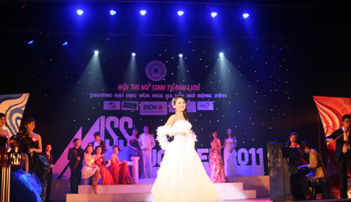 và phần thi trang phục dạ hội được trình diễn 