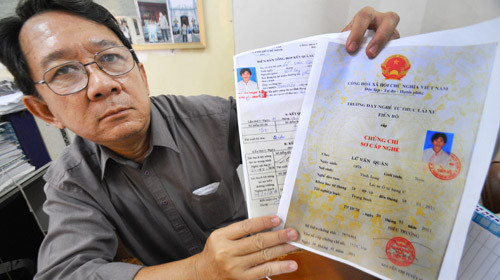 Ông Dương Tự Lực, trưởng phòng quản lý sát hạch cấp giấy phép lái xe Sở Giao thông vận tải TP.HCM, phân tích những điểm giả mạo của hồ sơ lái xe hạng C. Ảnh: Thuận Thắng. Ông Dương Tự Lực, trưởng phòng quản lý sát hạch cấp giấy phép lái xe Sở Giao thông vận tải TP.HCM, phân tích những điểm giả mạo của hồ sơ lái xe hạng C. Ảnh: Thuận Thắng