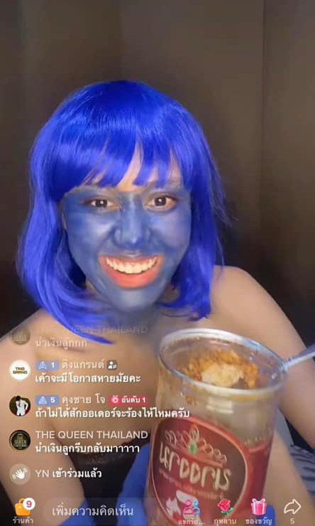 Dàn Hoa hậu Hòa bình Thái Lan làm đủ trò lố để livestream bán hàng.