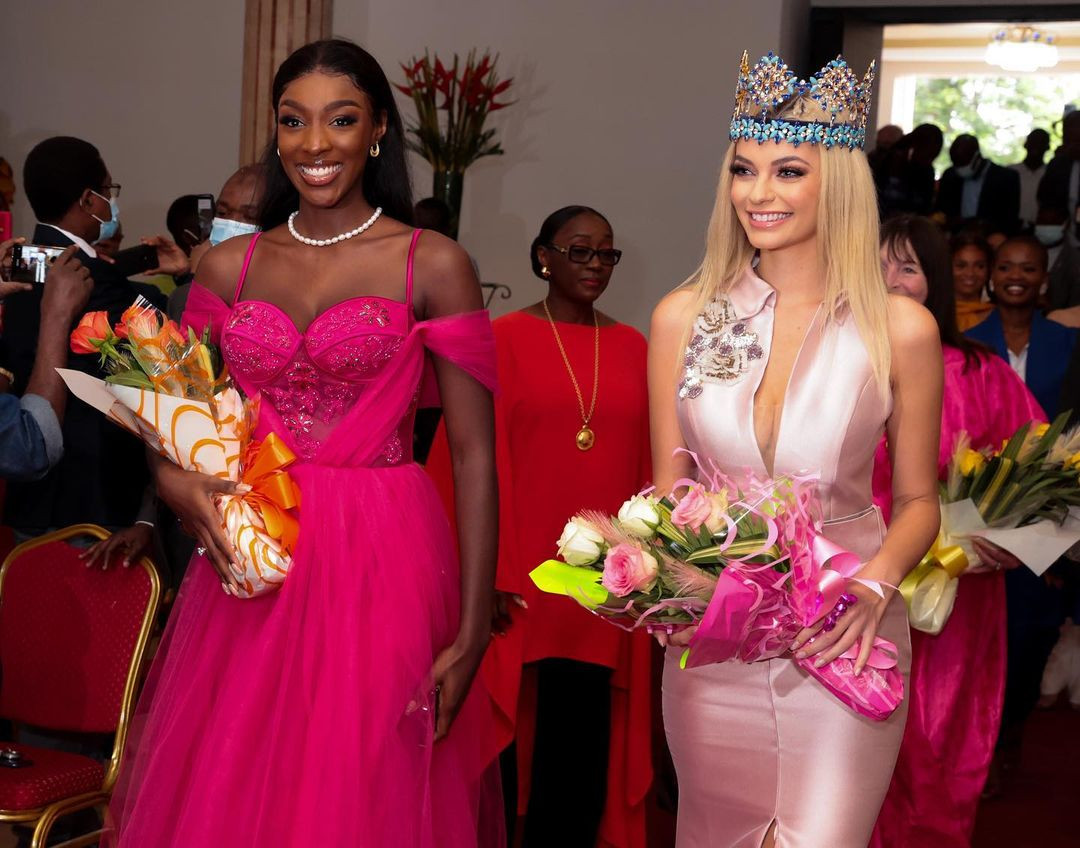 Trong nhiệm kỳ, Karolina Bielawska được ban tổ chức cuộc thi Miss World ở nhiều quốc gia quan tâm, yêu mến. Cô được mời với tư cách khách mời và trao giải tại chung kết cuộc thi hoa hậu cấp quốc gia ở Côte d’Ivoire, Indonesia, Malaysia, Singapore, Việt Nam...