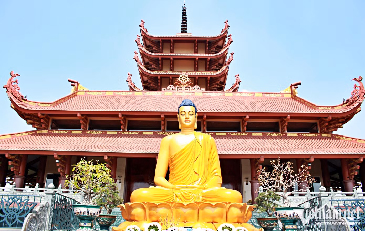 Nay tượng được an vị trên đài cao, khang trang trước chính điện của chùa Thanh Tâm.