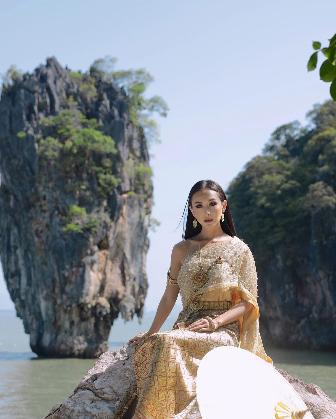 Olivia Tan dịu dàng trong trang phục truyền thống của Thái Lan. Người đẹp cũng đăng tải đoạn video ghi lại trải nghiệm khi du lịch tại hòn đảo nổi tiếng của xứ sở chùa vàng.