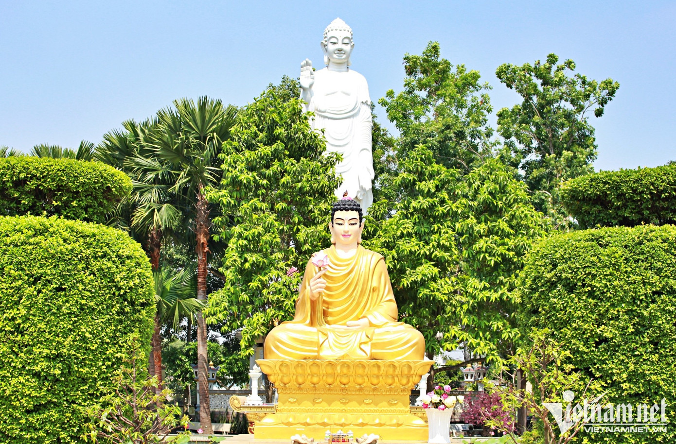 Khuôn viên chùa có nhiều tượng kích thước lớn khác. Khuôn viên chùa có nhiều tượng kích thước lớn khác.