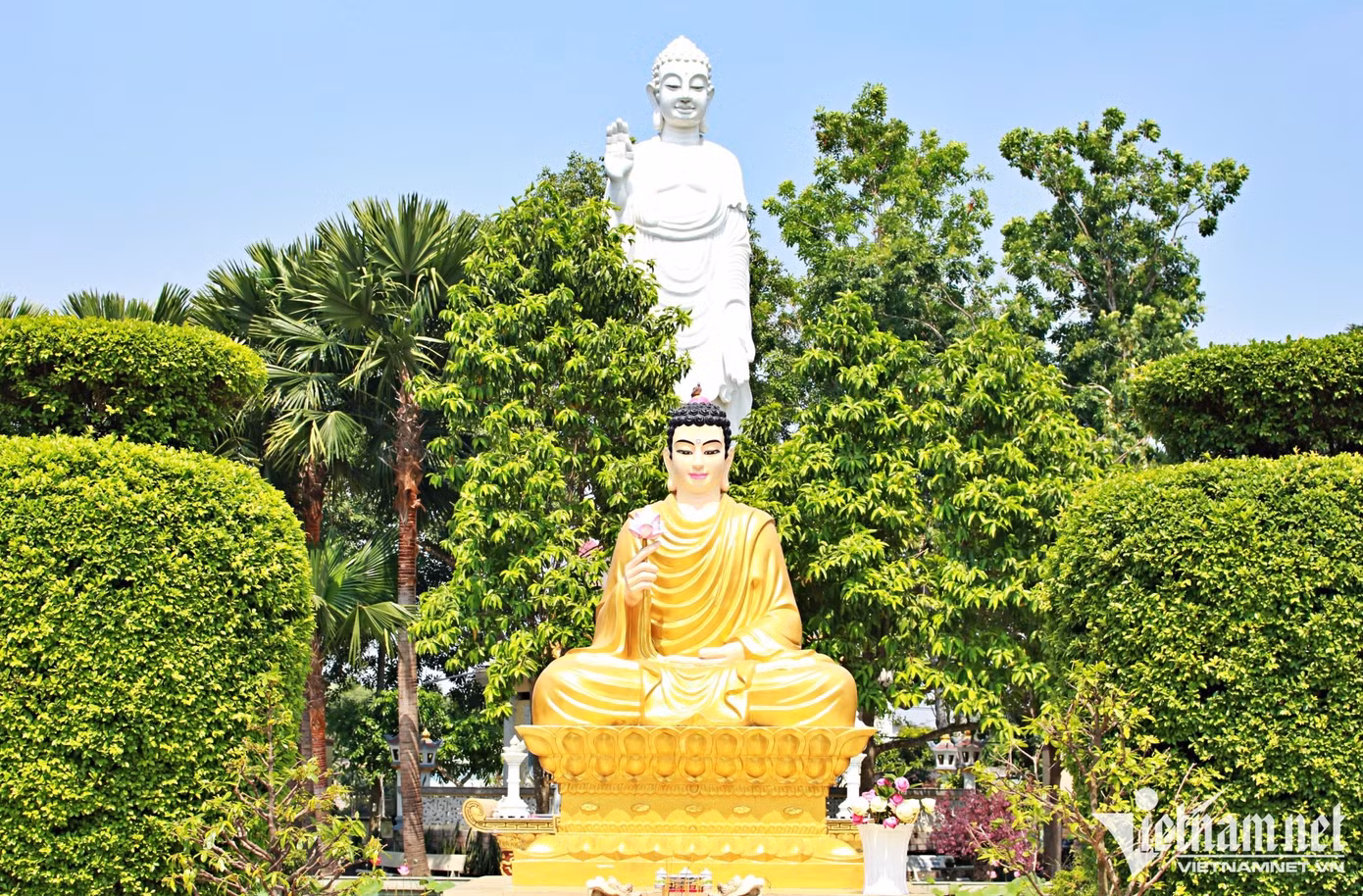 Khuôn viên chùa có nhiều tượng kích thước lớn khác.