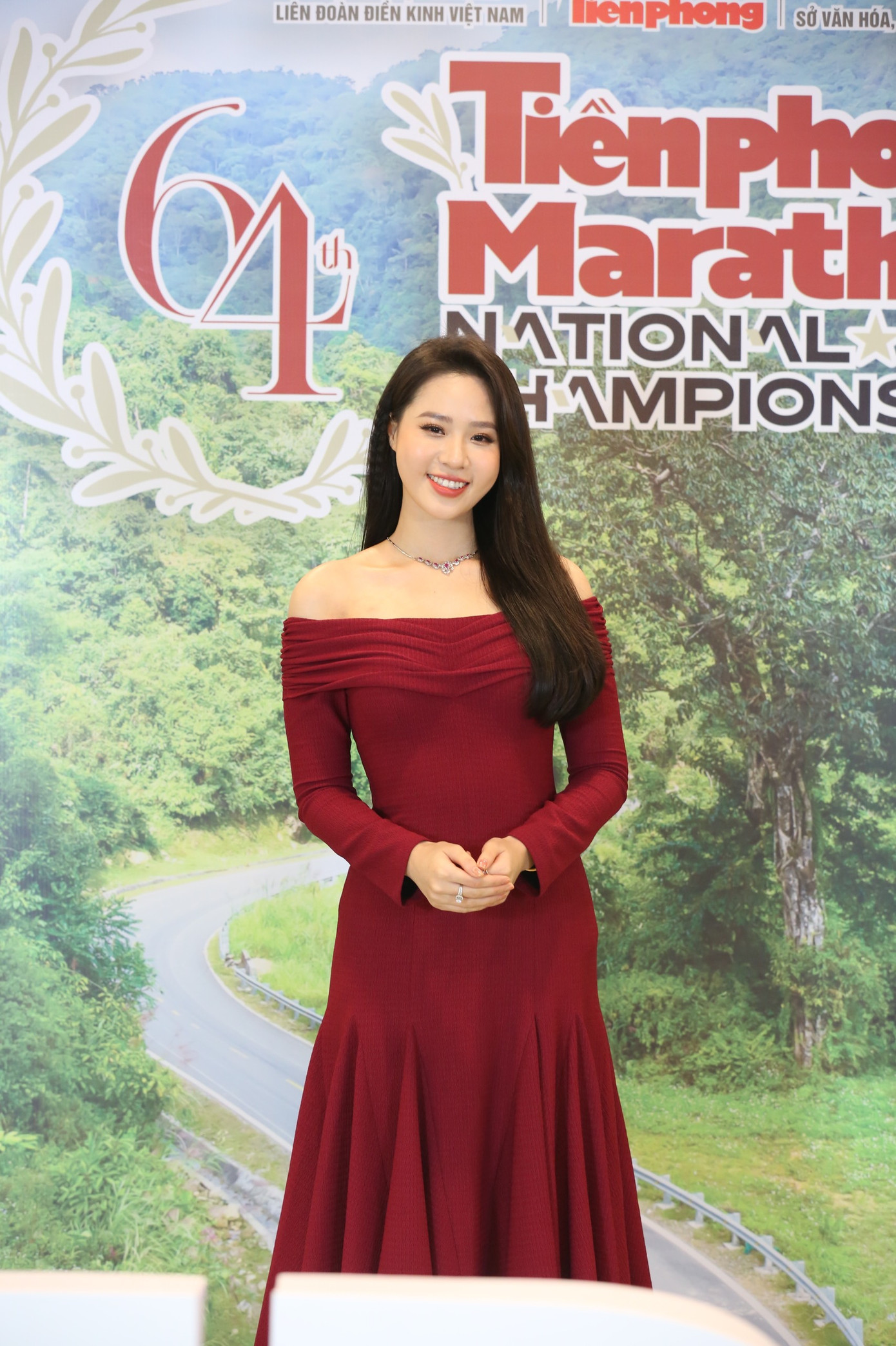 Người đẹp Biển Hoa hậu Việt Nam 2018 - Nguyễn Hoàng Bảo Châu đảm nhận vai trò MC của sự kiện. Cô diện bộ váy đỏ trễ vai quyến rũ.