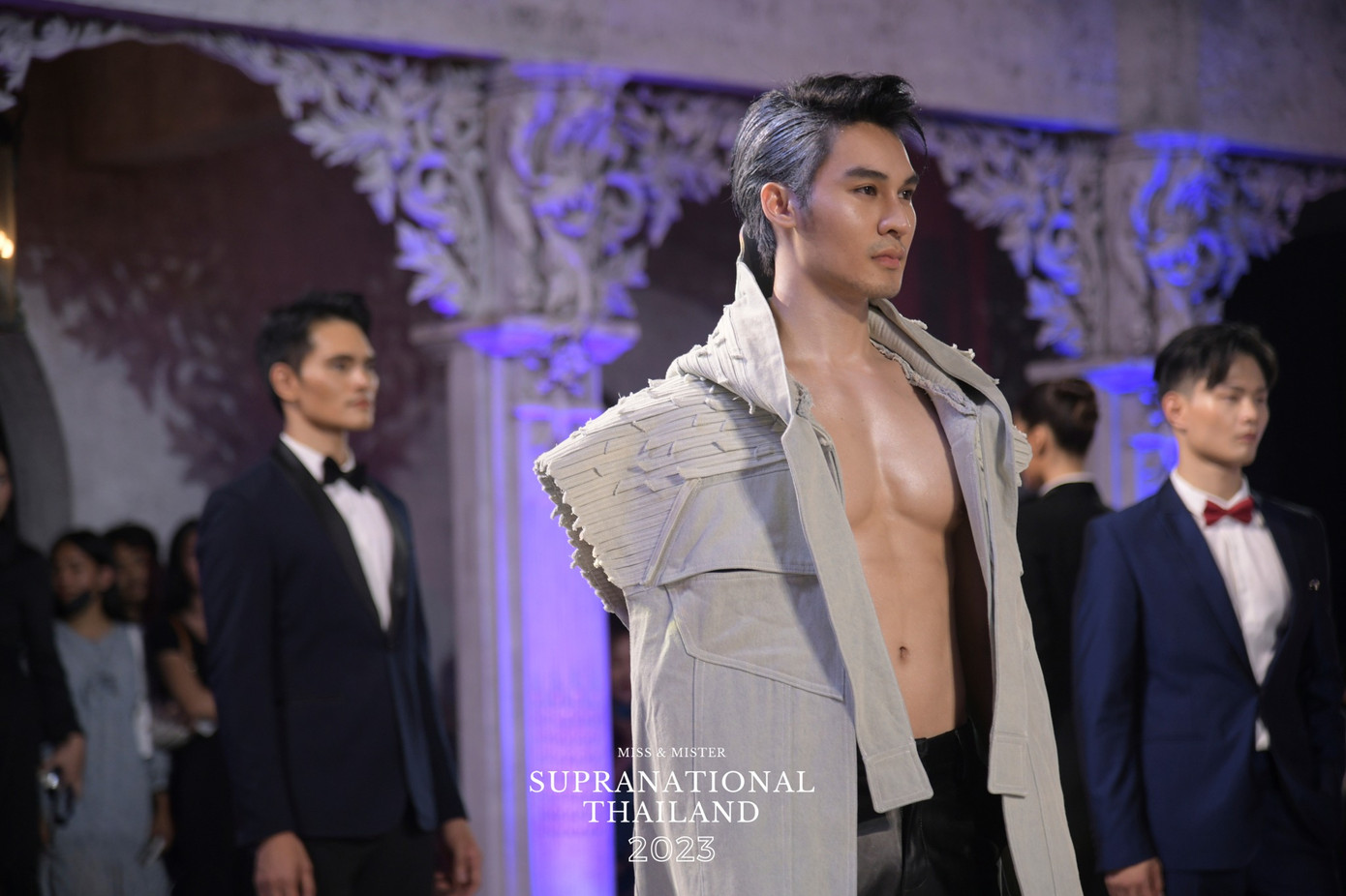 Hầu hết thí sinh đều diện trang phục nửa kín nửa hở để khoe cơ thể rắn rỏi.