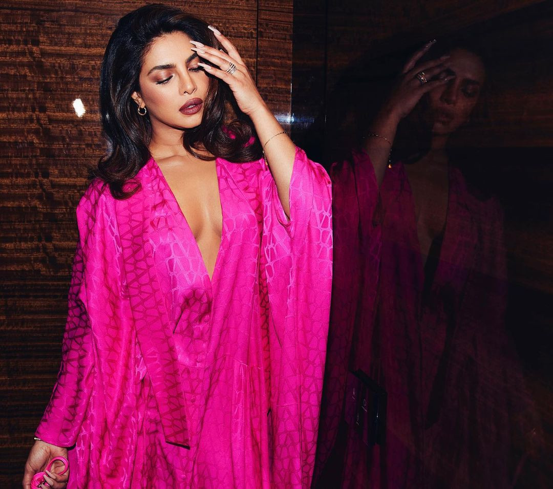 Ở tuổi 41, Priyanka Chopra có cuộc sống hôn nhân hạnh phúc bên nam ca sĩ Nick Jonas. Họ đã có con gái đầu lòng bằng phương pháp mang thai hộ. Dù bận rộn với gia đình, Priyanka Chopra vẫn cân bằng được sự nghiệp và việc chăm sóc chồng con.