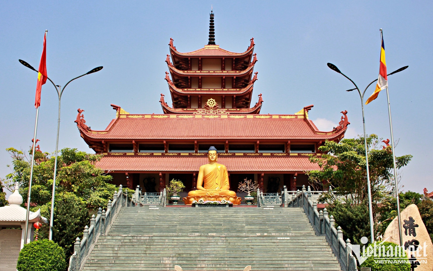 Tượng Phật Thích Ca Mâu Ni được người dân đặt tên là tượng "Phật cô đơn" vào năm 1976. Tượng Phật Thích Ca Mâu Ni được người dân đặt tên là tượng "Phật cô đơn" vào năm 1976.