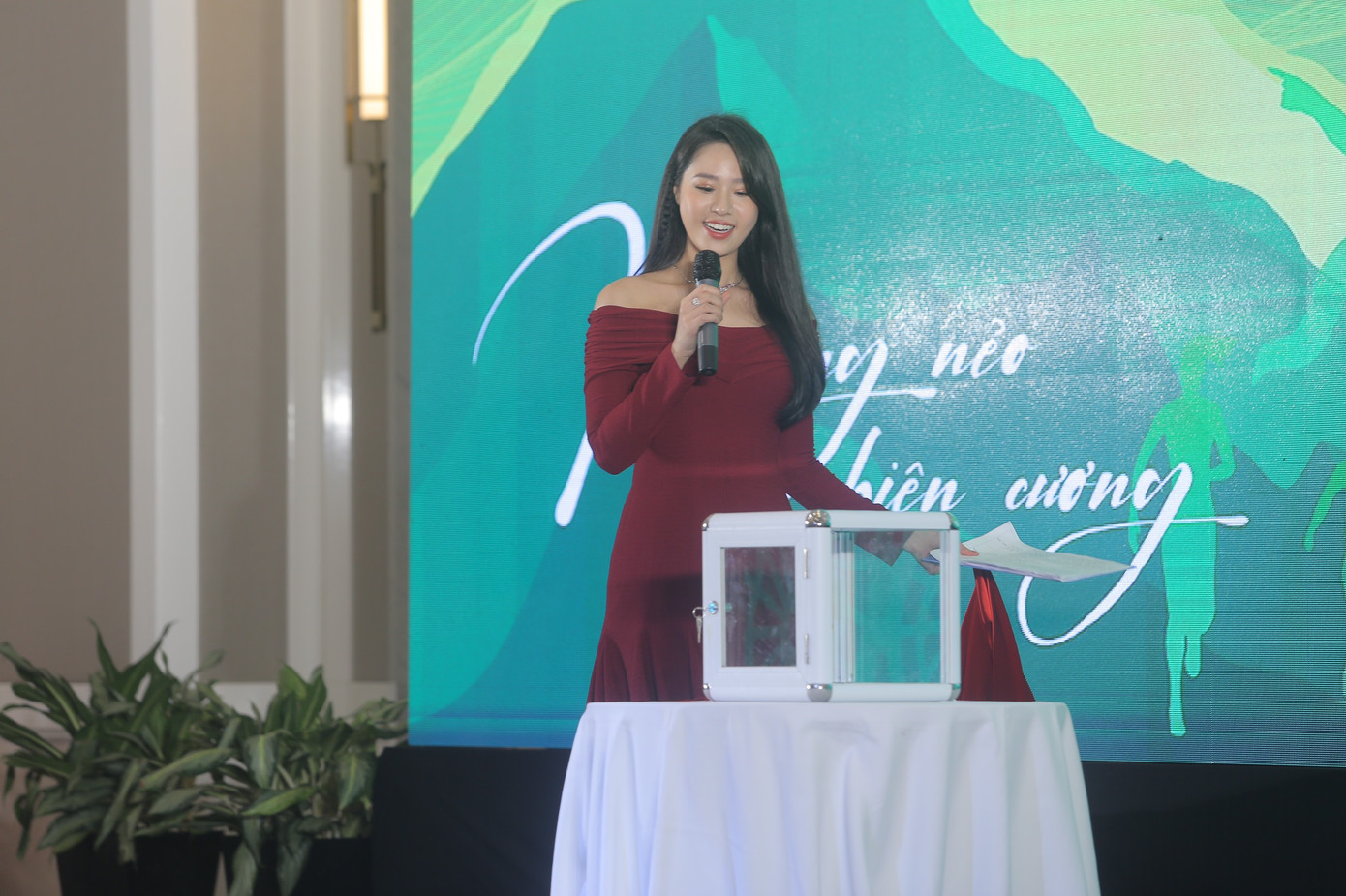 Tại buổi họp báo, MC Nguyễn Hoàng Bảo Châu mang tới bất ngờ cho các khách mời tham dự khi công bố những sản phẩm nổi bật của bộ racekit tại giải Tiền Phong Marathon 2023.