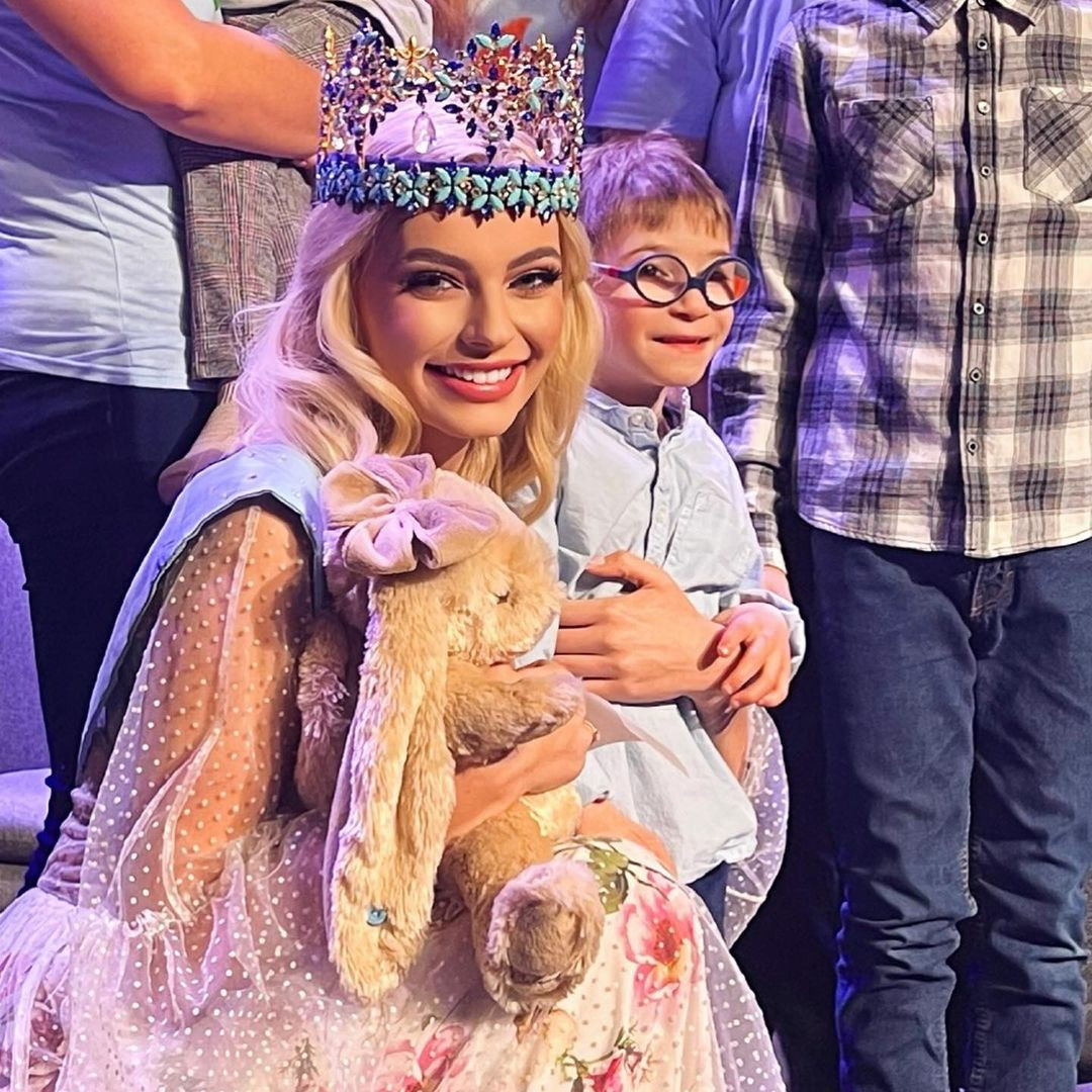 Đặc biệt, cô năng nổ tham gia các hoạt động từ thiện, xã hội ở nhiều nơi trên thế giới. Người đẹp được cho là giúp khẩu hiệu "Vẻ đẹp vì mục đích cao cả" của cuộc thi Miss World ngày càng tỏa sáng. Dự án "Zupa Na Pietrynie" của cô giúp đỡ người vô gia cư và chống lại tình trạng "bên lề xã hội". Vào mỗi chủ nhật, Karolina Bielawska đi phát các bữa ăn nóng, những gói thực phẩm, nước uống, quần áo, khẩu trang... cho gần 300 người khó khăn ở thành phố Lodz. Dự án trên cũng xây dựng "Nhà vệ sinh xã hội" cho người vô gia cư ở Lodz.