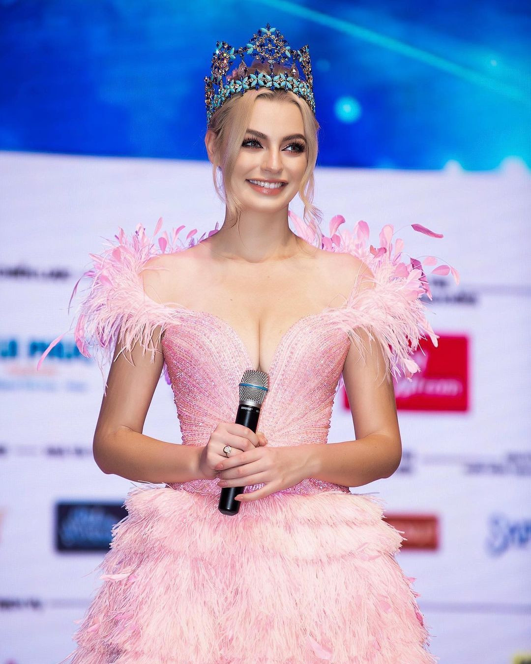 Tháng 7/2022, Karolina Bielawska sang Việt Nam để tham dự đêm chung kết Miss World Vietnam 2022. Cô có dịp hội ngộ người bạn cũ là Hoa hậu Đỗ Thị Hà và Hoa hậu Thế giới Việt Nam 2019 Lương Thùy Linh. Đây cũng là lần đầu Karolina Bielawska tới Việt Nam.