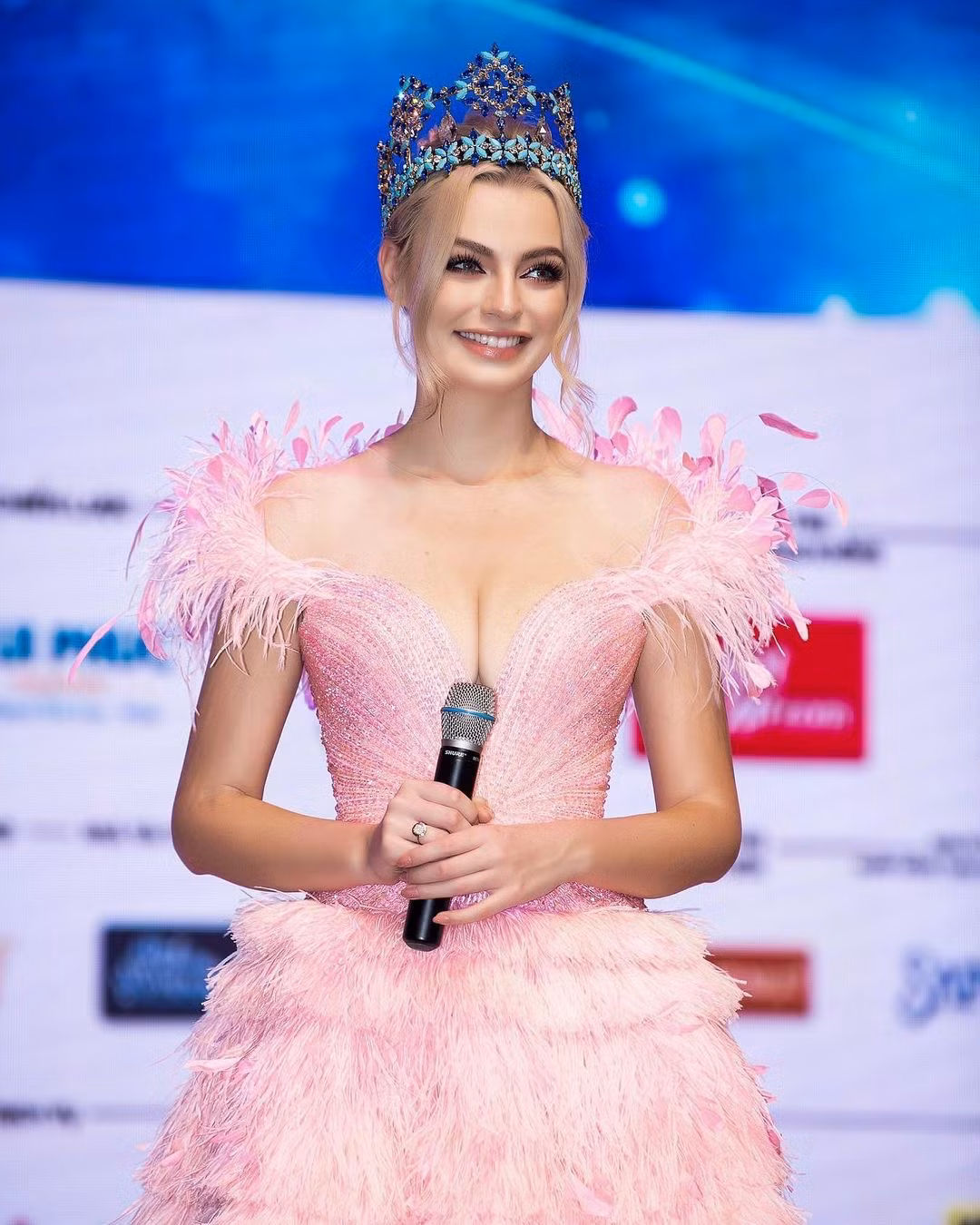 Tháng 7/2022, Karolina Bielawska sang Việt Nam để tham dự đêm chung kết Miss World Vietnam 2022. Cô có dịp hội ngộ người bạn cũ là Hoa hậu Đỗ Thị Hà và Hoa hậu Thế giới Việt Nam 2019 Lương Thùy Linh. Đây cũng là lần đầu Karolina Bielawska tới Việt Nam.