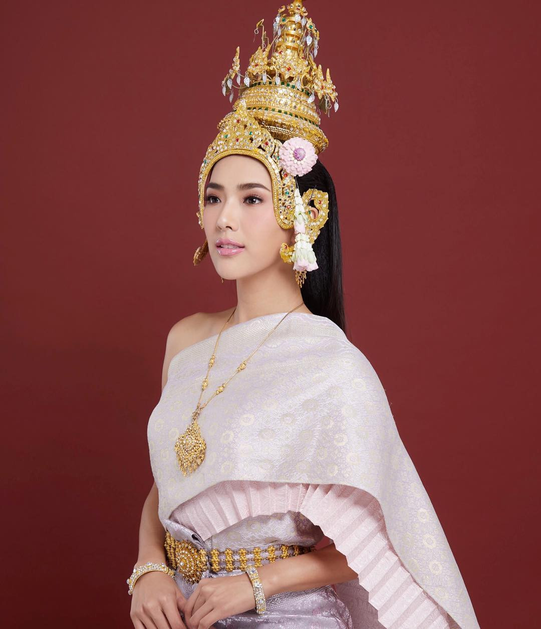 Nhiều khán giả bày tỏ bất ngờ khi Poppy Boonyisa quyết định quay trở lại đường đua nhan sắc ở tuổi 32 khi đã có sự nghiệp diễn viên ổn định. Poppy Boonyisa không phải là cái tên xa lạ với các đấu trường nhan sắc. Cô giành ngôi Á hậu 1 cuộc thi Miss World Thailand 2012. Người đẹp cũng từng đại diện Thái Lan trên đấu trường quốc tế. Những năm gần đây, Poppy Boonyisa phát triển sự nghiệp là diễn viên truyền hình Thái Lan. Cô tham gia nhiều tác phẩm, được công chúng yêu mến.