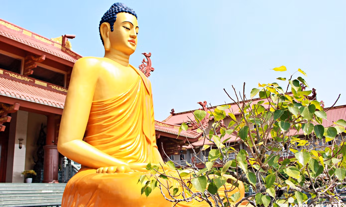 Cách đây nhiều năm, vì chiến tranh, tượng trơ trọi giữa đồng vắng.