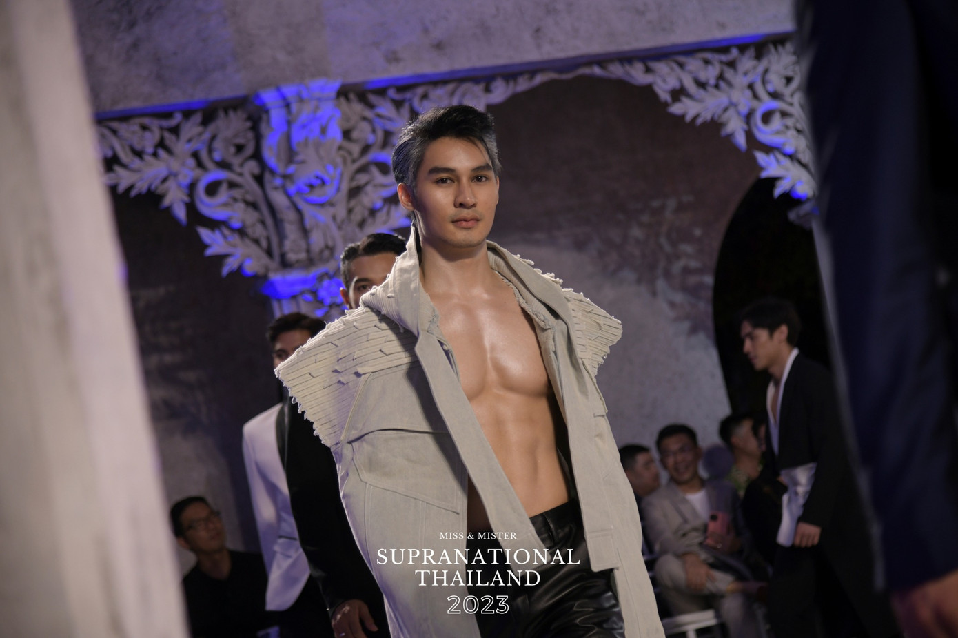 Hầu hết thí sinh đều diện trang phục nửa kín nửa hở để khoe cơ thể rắn rỏi.