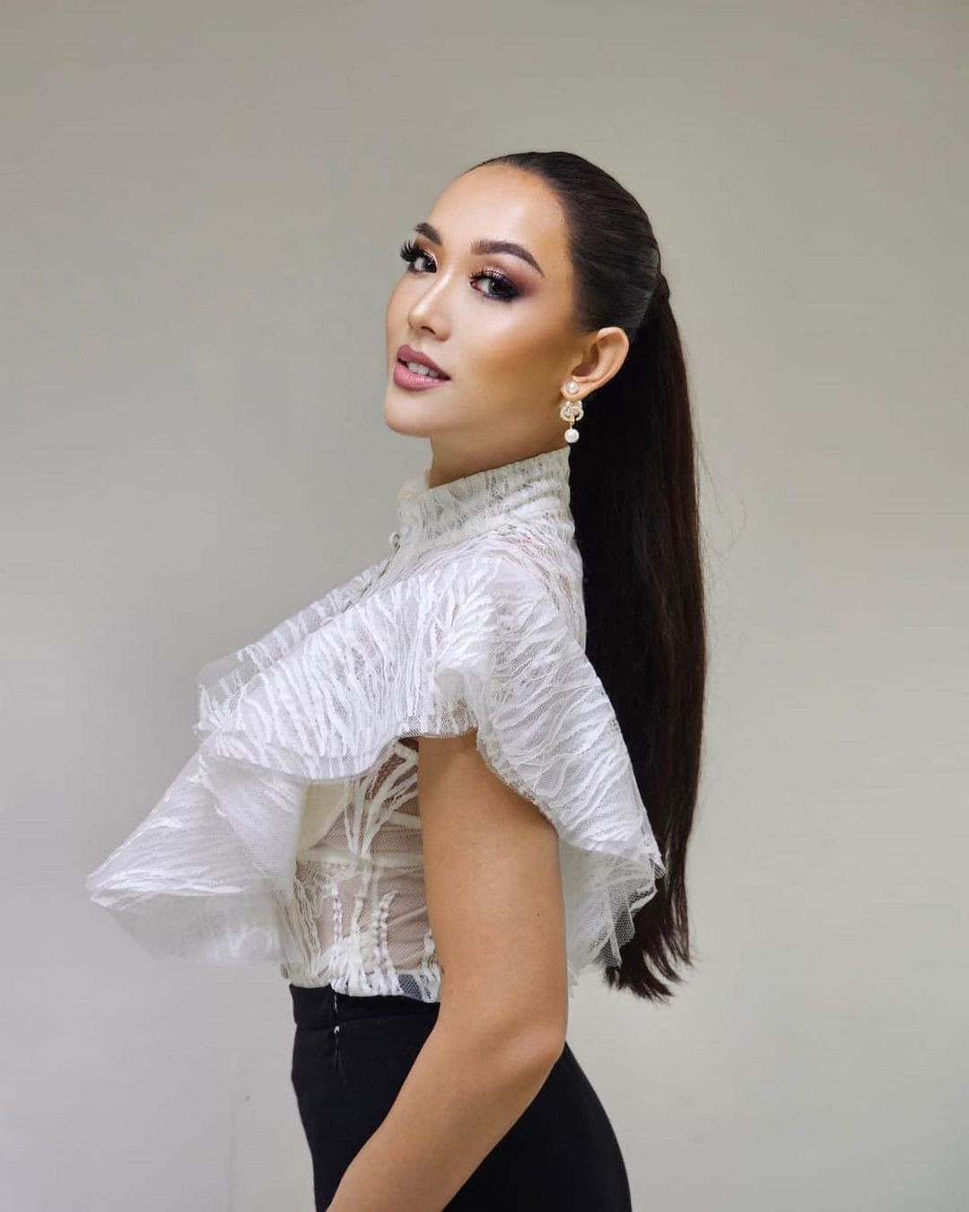 Không chỉ tài năng, Olivia Tan còn ghi điểm với khán giả Việt Nam khi từng thể hiện khả năng nói tiếng Việt. Trước đó, người đẹp Indonesia gây chú ý khi hát ca khúc Sẽ không còn nữa của ca sĩ Tuấn Hưng một cách trôi chảy.