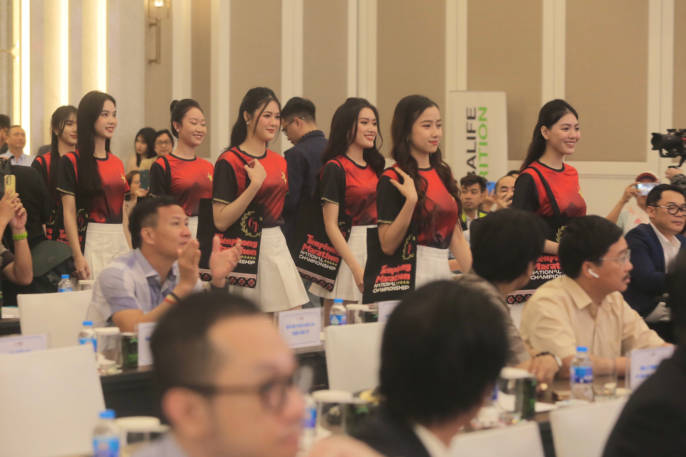 Thay vì công bố như thông thường, bộ racekit của giải Tiền Phong Marathon 2023 được các người đẹp của cuộc thi Hoa hậu Việt Nam 2022 trình diễn ngay trên sân khấu, mang tới sự bất ngờ thú vị cho các vị khách.