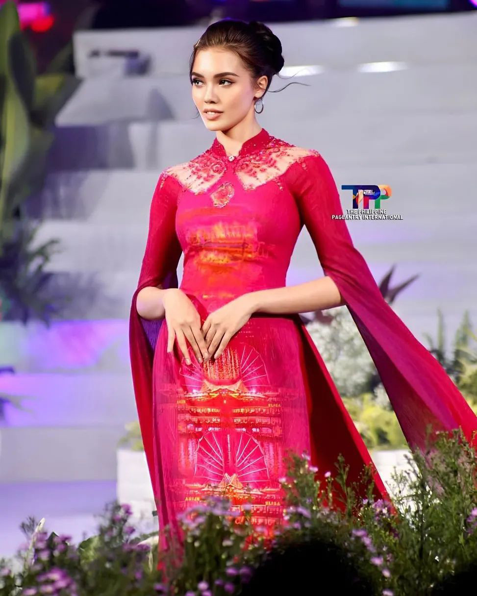 Mới đây, cô cũng tham gia trình diễn trong lễ khai mạc Lễ hội áo dài TPHCM tối 3/3. Cô cũng trở thành đại sứ áo dài quốc tế của lễ hội.