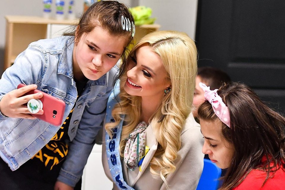 Đặc biệt, cô năng nổ tham gia các hoạt động từ thiện, xã hội ở nhiều nơi trên thế giới. Người đẹp được cho là giúp khẩu hiệu "Vẻ đẹp vì mục đích cao cả" của cuộc thi Miss World ngày càng tỏa sáng. Dự án "Zupa Na Pietrynie" của cô giúp đỡ người vô gia cư và chống lại tình trạng "bên lề xã hội". Vào mỗi chủ nhật, Karolina Bielawska đi phát các bữa ăn nóng, những gói thực phẩm, nước uống, quần áo, khẩu trang... cho gần 300 người khó khăn ở thành phố Lodz. Dự án trên cũng xây dựng "Nhà vệ sinh xã hội" cho người vô gia cư ở Lodz.