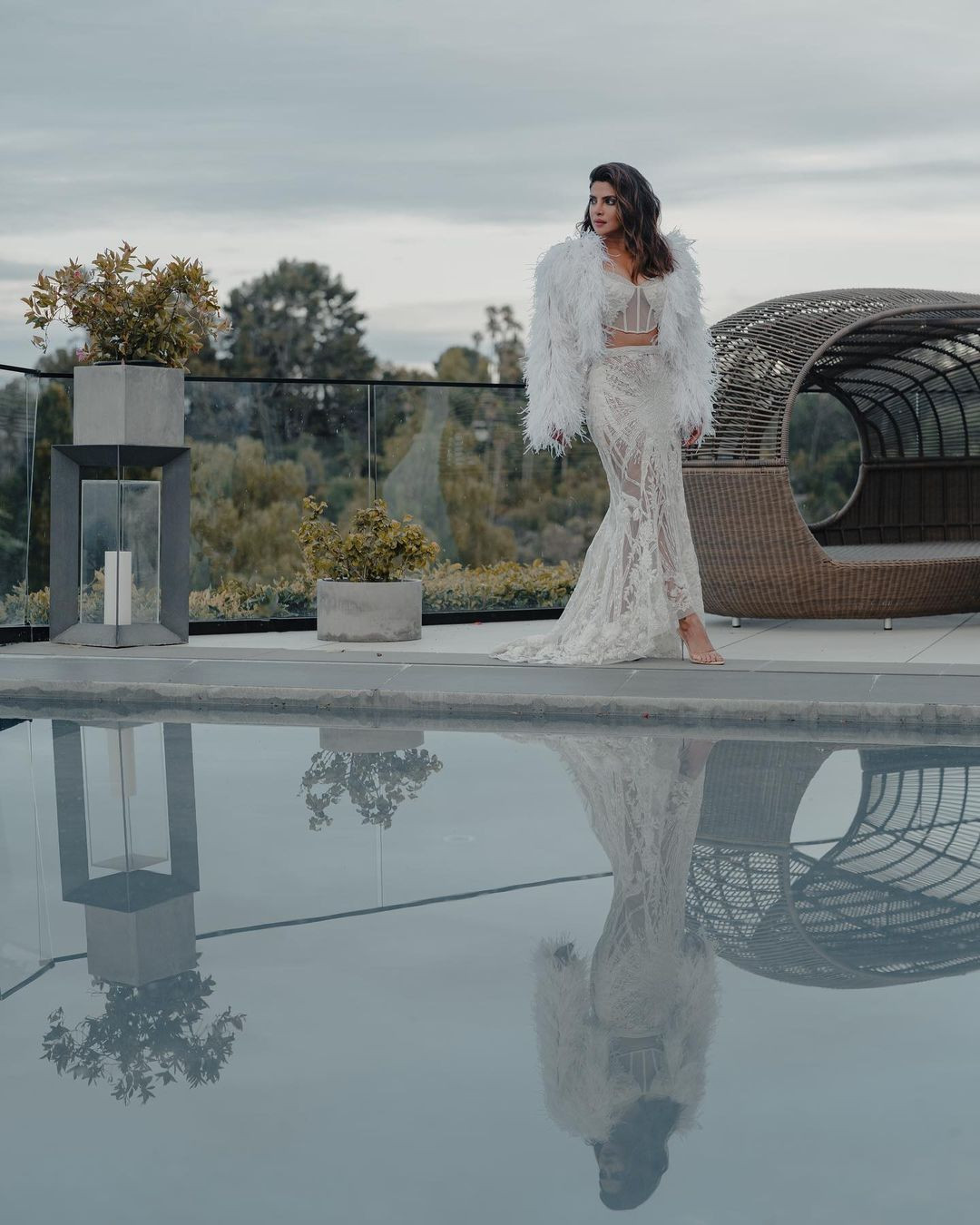 Tham gia lĩnh vực điện ảnh vào đầu những năm 2000, Priyanka Chopra nhanh chóng trở thành tên tuổi nổi bật ở kinh đô điện ảnh Bollywood. Người đẹp sau đó chuyển hướng sang Hollywood. Vào năm 2015, cô bắt đầu đóng vai Alex Parrish trong chuỗi phim giật gân ly kỳ Quantico của hãng phim ABC, trở thành người Nam Á đầu tiên đóng vai chính trong hệ thống phim truyền hình Mỹ. Cô được coi là một trong những diễn viên nổi bật của Ấn Độ tại Hollywood.