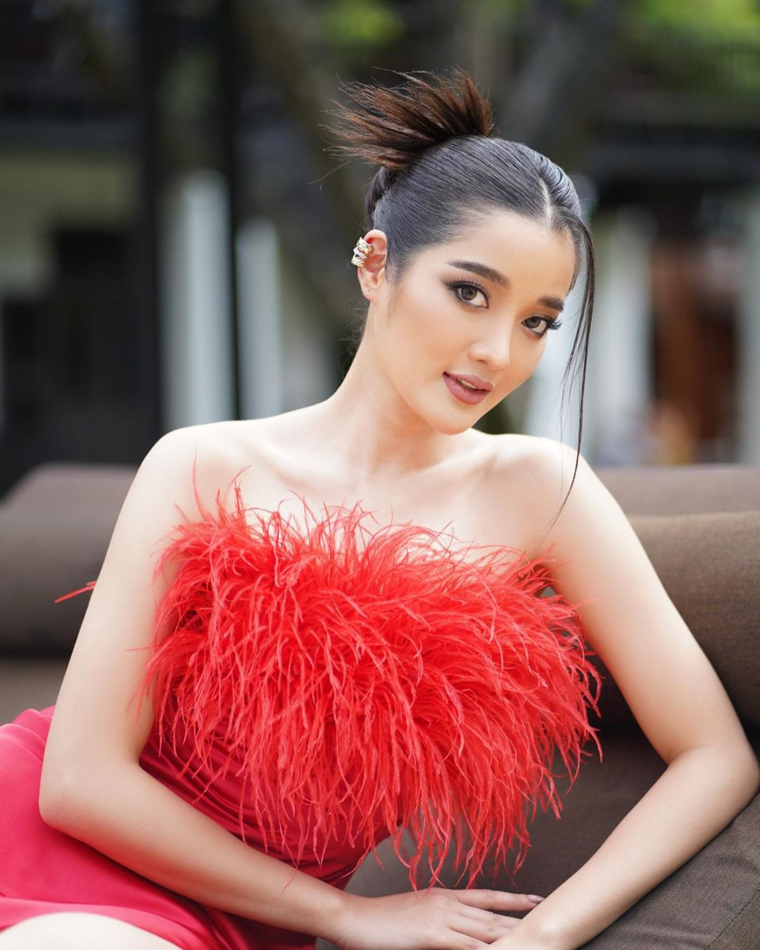 Ngoài đời, Chonnikarn Supittayaporn có phong cách thời trang giản dị, nữ tính, tuy nhiên cô được đánh giá lột xác đầy ấn tượng khi đi event hoặc đứng trên sân khấu. Chonnikarn Supittayaporn cũng là người đẹp mang dòng máu Thái 100% đăng quang cuộc thi Miss Thailand trong những năm gần đây.