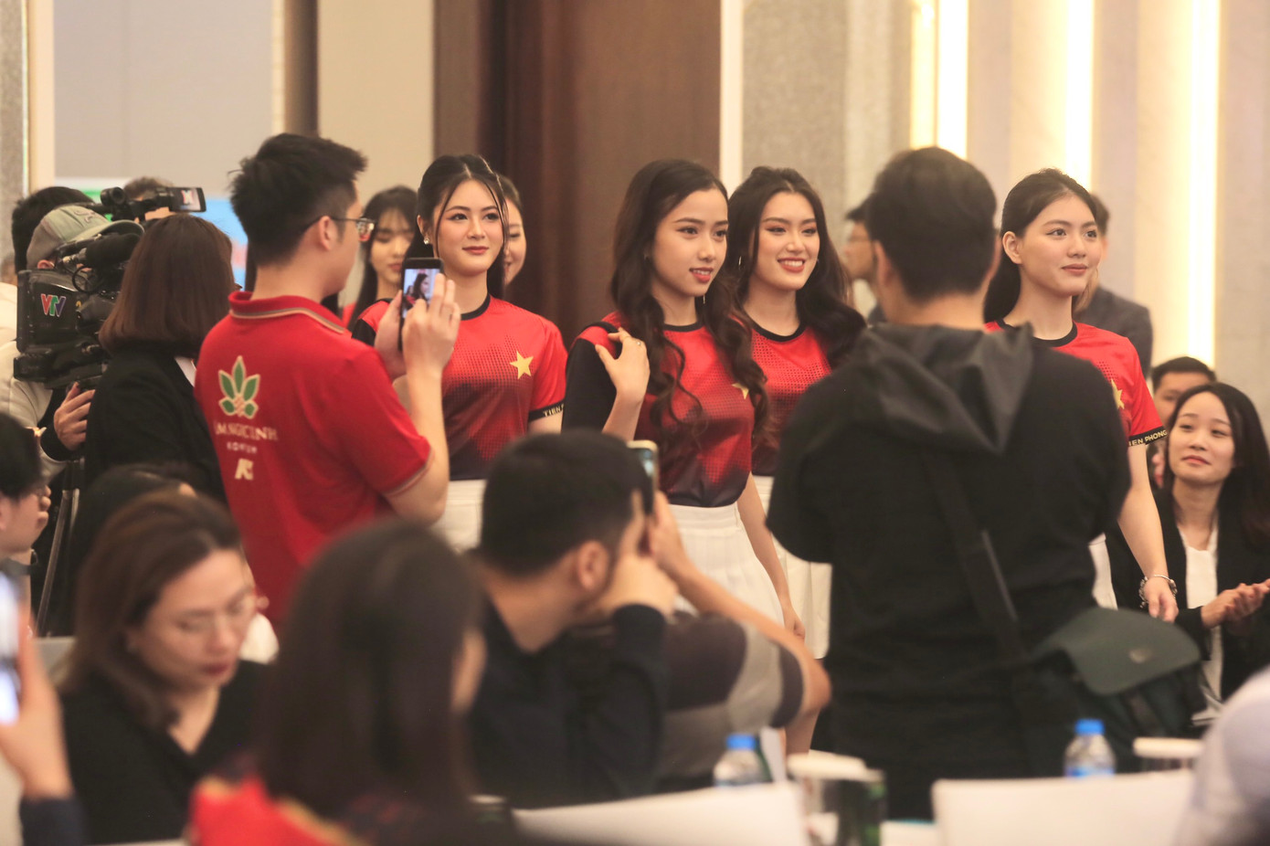 Các người đẹp xuất hiện đầy năng động, khoẻ khoắn trong bộ racekit của Tiền Phong Marathon 2023.