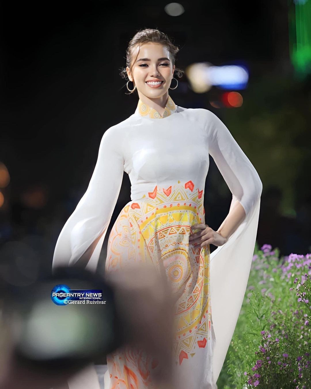 Mới đây, cô cũng tham gia trình diễn trong lễ khai mạc Lễ hội áo dài TPHCM tối 3/3. Cô cũng trở thành đại sứ áo dài quốc tế của lễ hội.