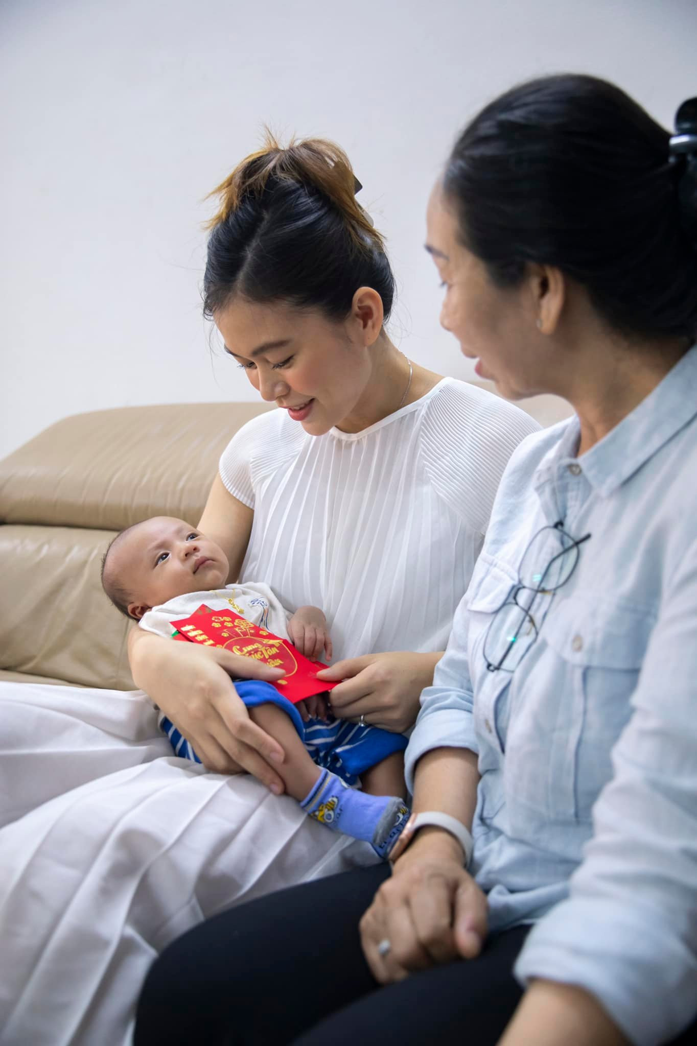 Những hình ảnh Mâu Thủy và bạn trai trong lễ đầy tháng của con.