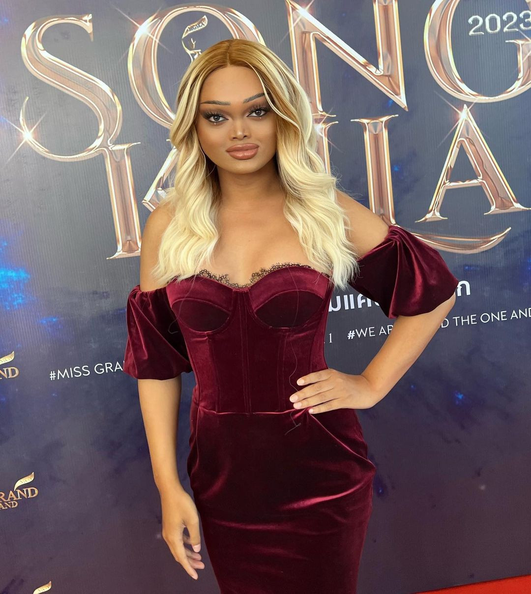 Mỗi khi tham dự sự kiện, Maeya Sunsun thường đội tóc giả. Nhan sắc khác biệt nhưng cô được đánh giá là tạo được phong cách và dấu ấn riêng.