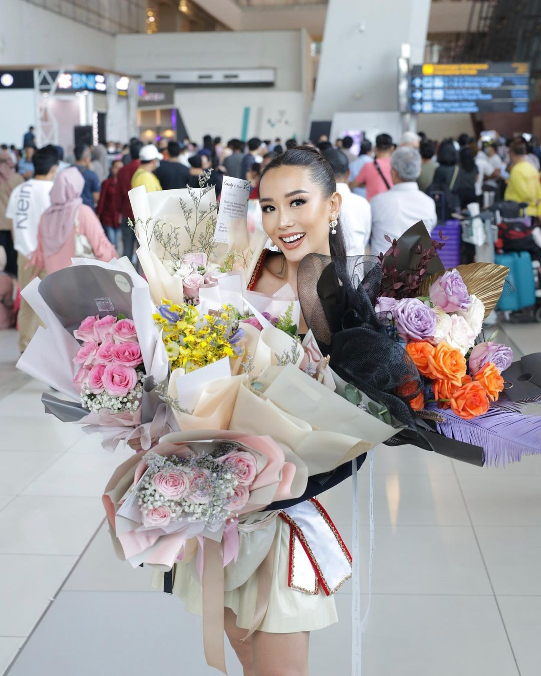 Trước đó, sau khi giành ngôi vị Á hậu 2 tại Miss Charm 2023, Olivia Tan được chào đón nồng nhiệt khi trở về quê nhà ở Indonesia. Cô cũng là trường hợp đặc biệt của cuộc thi năm nay khi đã 29 tuổi nhưng vẫn được phép dự thi. Đặc biệt, Olivia Tan đến với cuộc thi mà không nhận được sự trợ giúp từ phía công ty quản lý. Tất cả chi phí đến với Miss Charm 2023 đều do cô tự chi trả.