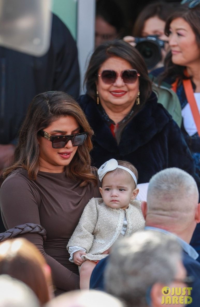 Ngày 30/1, Priyanka Chopra đã cho con gái lộ diện trước công chúng trong buổi gắn sao trên Đại lộ danh vọng Hollywood của ba anh em nhà Jonas Brothers. Trước đó, vợ chồng Priyanka giữ kín hình ảnh gương mặt bé Malti suốt một năm để bảo vệ sự riêng tư.