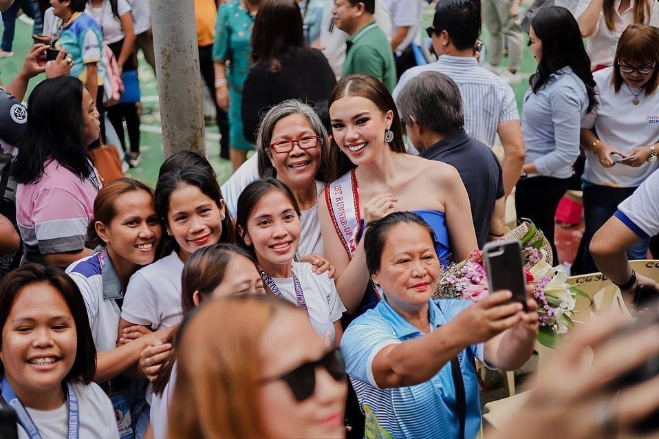 Annabelle Mcdonell trong vòng vây của những khán giả yêu mến. Trước đó, cô được nhiều khán giả tin tưởng khi được đề cử ngôi vị Miss Charm Philippines 2023.