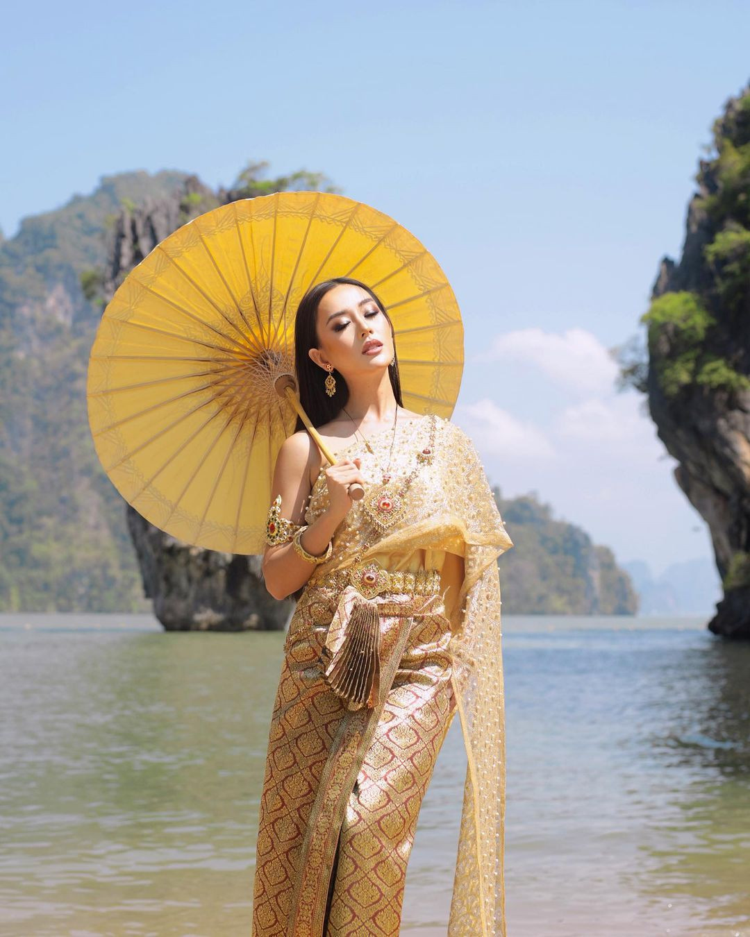 Olivia Tan đang phát triển sự nghiệp như một nhà sáng tạo nội dung về chủ đề du lịch để chia sẻ với khán giả trên trang cá nhân có hơn 100.000 người theo dõi. Trước đó, người đẹp cũng chia sẻ niềm đam mê du lịch và từng đi nhiều nơi trên thế giới.