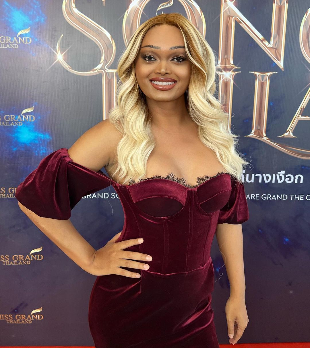 Mỗi khi tham dự sự kiện, Maeya Sunsun thường đội tóc giả. Nhan sắc khác biệt nhưng cô được đánh giá là tạo được phong cách và dấu ấn riêng.