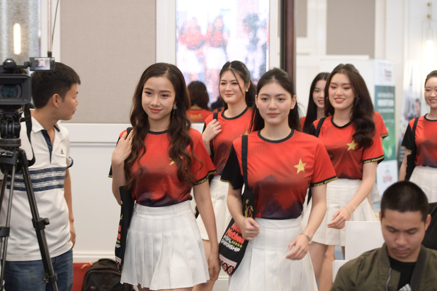 Các sản phẩm nổi bật của bộ racekit tại giải Tiền Phong Marathon 2023 có tông màu đỏ nổi bật, khoẻ khoắn.