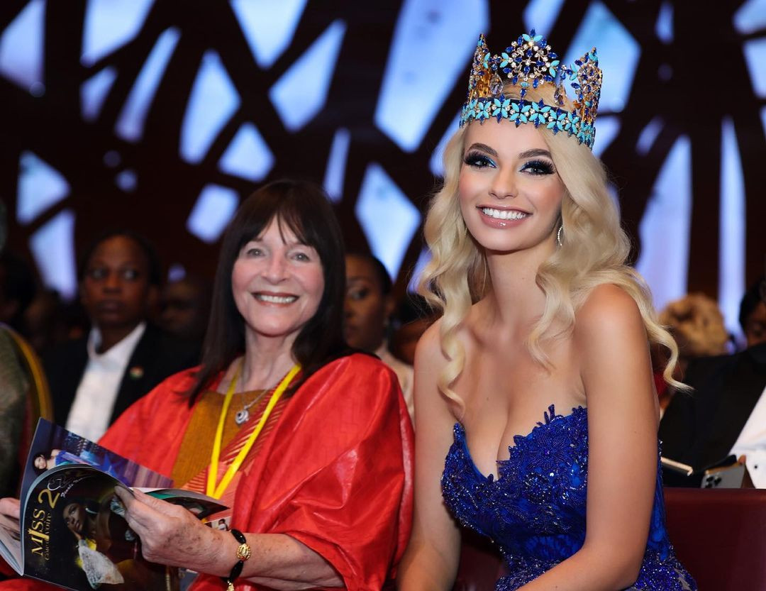 Ngay sau khi đăng quang, Karolina Bielawska cùng bà Julia Morley - chủ tịch Miss World bận rộn với nhiều chuyến công tác tới khắp nơi trên thế giới. Karolina Bielawska được đánh giá là một trong những hoa hậu đi tới nhiều quốc gia nhất trong nhiệm kỳ. Karolina Bielawska từng tới Anh, Mexico, Ecuador, Việt Nam, Côte d’Ivoire và nhiều quốc gia khác.