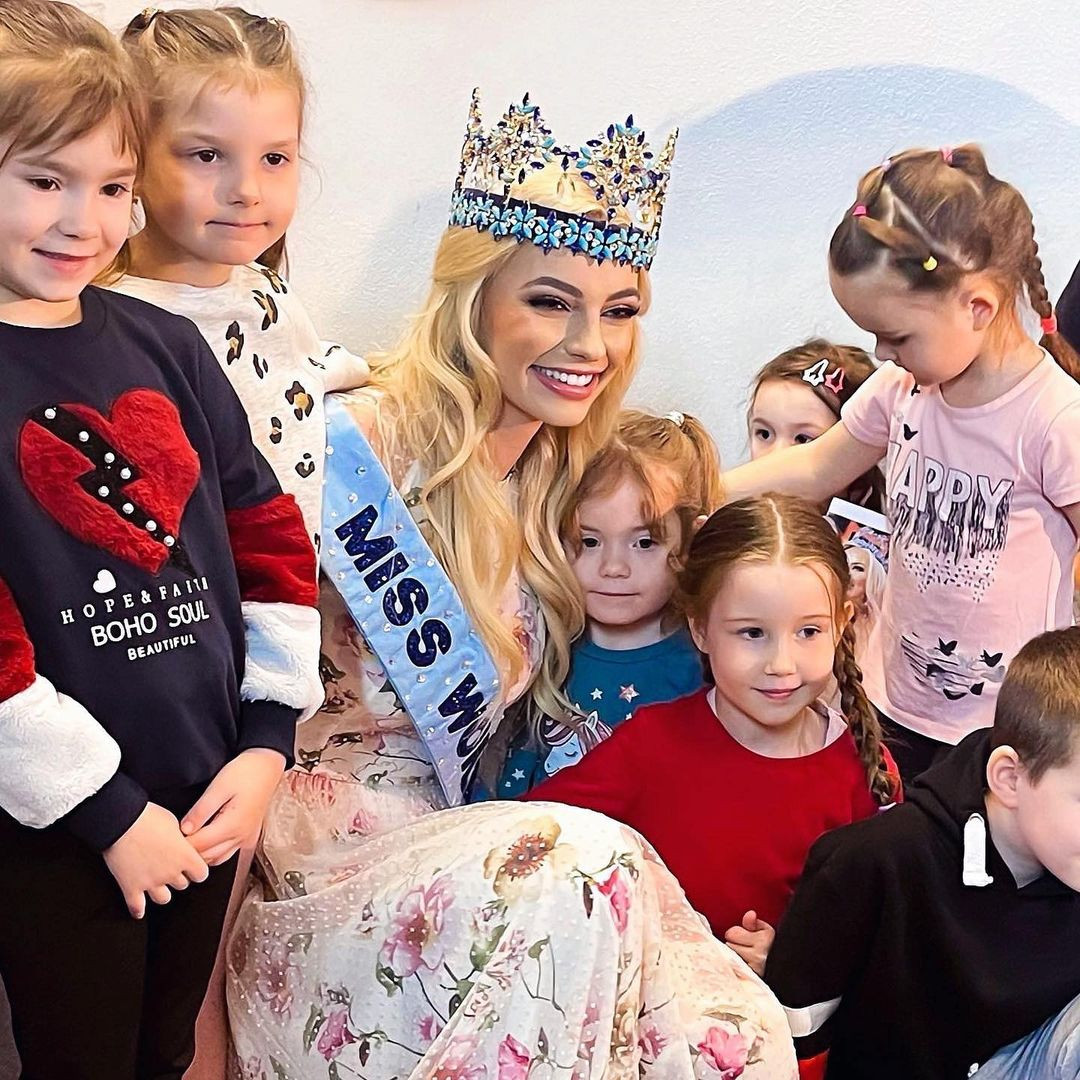 Đặc biệt, cô năng nổ tham gia các hoạt động từ thiện, xã hội ở nhiều nơi trên thế giới. Người đẹp được cho là giúp khẩu hiệu "Vẻ đẹp vì mục đích cao cả" của cuộc thi Miss World ngày càng tỏa sáng. Dự án "Zupa Na Pietrynie" của cô giúp đỡ người vô gia cư và chống lại tình trạng "bên lề xã hội". Vào mỗi chủ nhật, Karolina Bielawska đi phát các bữa ăn nóng, những gói thực phẩm, nước uống, quần áo, khẩu trang... cho gần 300 người khó khăn ở thành phố Lodz. Dự án trên cũng xây dựng "Nhà vệ sinh xã hội" cho người vô gia cư ở Lodz.