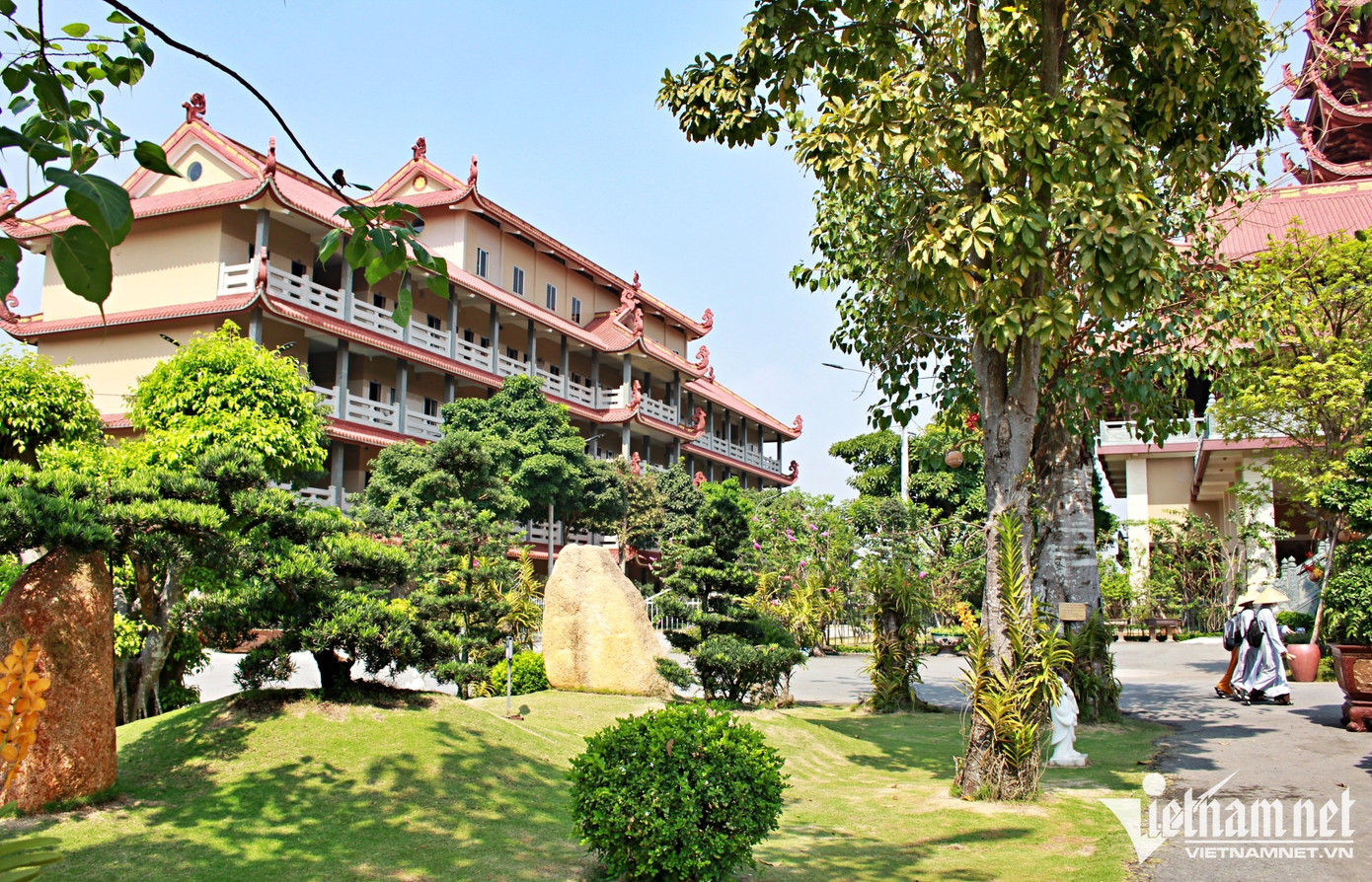 Chùa có không gian xanh mát với nhiều tiểu cảnh đẹp mắt. Chùa có không gian xanh mát với nhiều tiểu cảnh đẹp mắt.