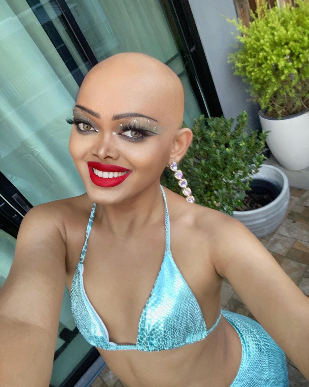 Maeya Sunsun là người đẹp chuyển giới với ngoại hình khác biệt. Cô cạo trọc đầu và thường trang điểm đậm mỗi khi xuất hiện. Ở Thái Lan, Maeya Sunsun được coi là "bản sao" của Happy Polla - hiện tượng mạng nổi tiếng một thời. Trên các diễn đàn sắc đẹp, khán giả tranh luận sôi nổi về việc Maeya Sunsun đăng quang Hoa hậu. Nhiều người chỉ trích ngoại hình của cô, trong khi đó nhiều khán giả cho rằng Maeya Sunsun đáp ứng đủ tiêu chí cuộc thi nên việc cô đăng quang là xứng đáng.