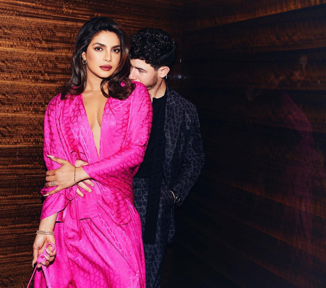 Ở tuổi 41, Priyanka Chopra có cuộc sống hôn nhân hạnh phúc bên nam ca sĩ Nick Jonas. Họ đã có con gái đầu lòng bằng phương pháp mang thai hộ. Dù bận rộn với gia đình, Priyanka Chopra vẫn cân bằng được sự nghiệp và việc chăm sóc chồng con.
